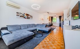 The Green Corner Apartment With Balcony - Happy Rentals
